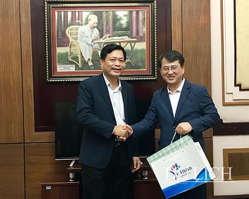 Vụ trưởng Lữ hành TCDL Nguyễn Quý Phương tặng quà lưu niệm cho Giám đốc bộ phận Phát triển chính sách Du lịch Jeju Moon Gyeong Bok